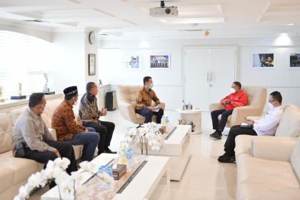 Pj Gubernur Aceh Achmad Marzuki, Ketua DPRA Saiful Bahri, Anggota DPR RI asal Aceh Muslim, foto bersama Menpora Zainudin Amali saat pertemuan dalam rangka membahas persiapan tuan rumah PON XXI Aceh-Sumut 2024, di Kemenpora, Jakarta, Selasa (26/7)