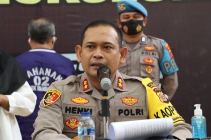 Kapolres Lhokseumawe AKBP Henki Ismanto memberikan keterangan penangkapan calo CPNS dalam konferensi pers di Mapolres Lhokseumawe, Rabu (27/7)