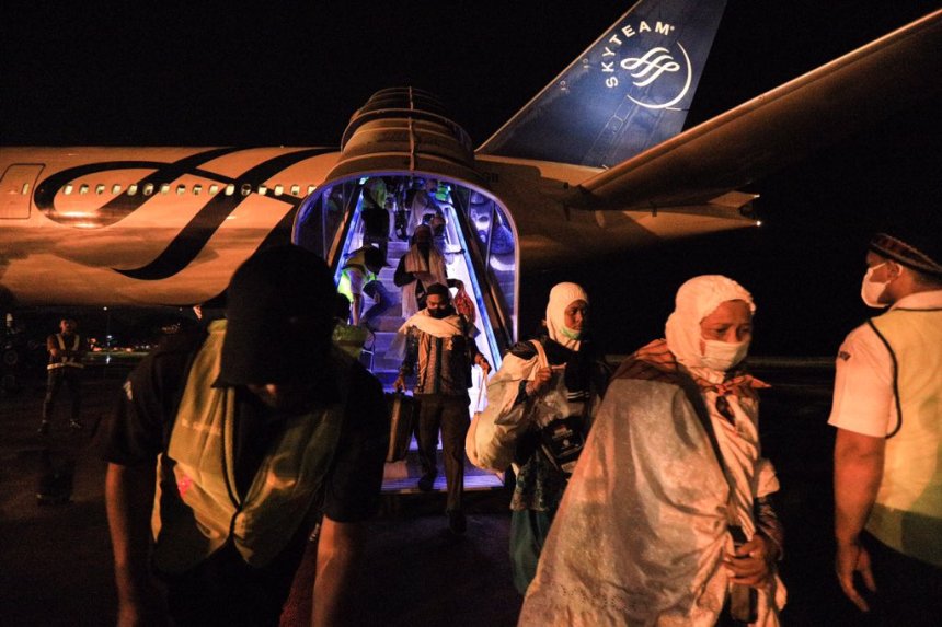 Sebanyak 391 jamaah haji Aceh yang tergabung dalam kelompok terbang (kloter) 02-BTJ mendarat di Bandara SIM, Rabu malam (27/7) pukul 19.30 WIB