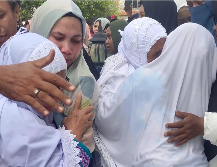 Suasana haru sangat terasa ketika 208 jamaah haji Kelompok Terbang (Kloter) 4 Embarkasi Aceh (BTJ-04) tiba di Aceh Utara, Sabtu (29/7) sekitar pukul 11.00 WIB