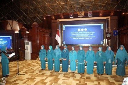 Pj Ketua TP PKK Aceh Ayu Candra Febiola Nazuar melantik dan mengukuhkan Pj Ketua TP-PKK dan Bunda PAUD 10 kabupaten/kota, di Anjong Mon Mata Banda Aceh, Kamis (4/8)