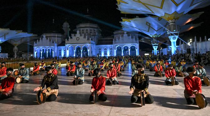 Penari membawakan tarian tradisional Rapa'i Geleng saat pembukaan Festival Ekonomi Syariah (FESyar) Sumatera 2022 di depan Masjid Raya Baiturrahman, Banda Aceh, Kamis malam, 4 Agustus 2022. Foto: Chaideer Mahyuddin/AFP