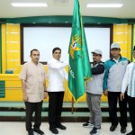 Rektor UIN Ar-Raniry Prof Mujiburrahman MAg menyerahkan bendera UIN Ar-Raniry kepada Ketua Kontingen Pesona PTKN 2022 Budi Azhari saat pelepasan, Jum'at (5/8) di Gedung Rektorat Kampus setempat