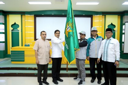 Rektor UIN Ar-Raniry Prof Mujiburrahman MAg menyerahkan bendera UIN Ar-Raniry kepada Ketua Kontingen Pesona PTKN 2022 Budi Azhari saat pelepasan, Jum'at (5/8) di Gedung Rektorat Kampus setempat