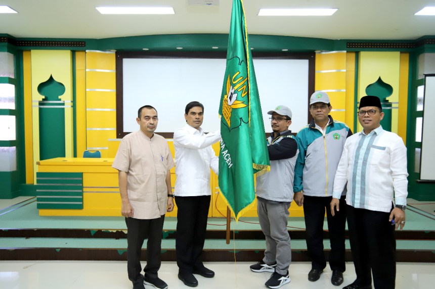 Rektor UIN Ar-Raniry Prof Mujiburrahman MAg menyerahkan bendera UIN Ar-Raniry kepada Ketua Kontingen Pesona PTKN 2022 Budi Azhari saat pelepasan, Jum'at (5/8) di Gedung Rektorat Kampus setempat