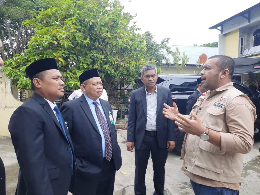 Ketua Umum BFLF Michael Octaviano berbincang dengan Direktur Operasional Bank Aceh Syariah Lazuardi