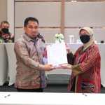 Pj Bupati Aceh Besar Muhammad Iswanto menerima dokumen persetujuan substansi Rencana Detail Tata Ruang (RDTR) sesuai arahan prioritas nasional di sekitar Kawasan Industri Aceh (KIA) Ladong dari Kementerian Agraria dan Tata Ruang
