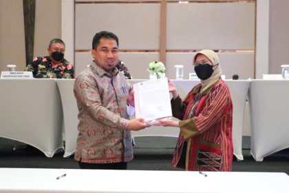 Pj Bupati Aceh Besar Muhammad Iswanto menerima dokumen persetujuan substansi Rencana Detail Tata Ruang (RDTR) sesuai arahan prioritas nasional di sekitar Kawasan Industri Aceh (KIA) Ladong dari Kementerian Agraria dan Tata Ruang