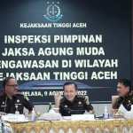 Jaksa Agung Muda Pengawasan (Jamwas) Kejagung RI Dr Ali Mukartono SH MM didampingi Kajati Aceh Bambang Bachtiar SH MH saat melakukan kunjungan kerja dan inspeksi pimpinan ke wilayah kerja Kejati Aceh, Selasa (9/8)