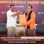 Sekjen DPP PNA Miswar Fuady saat menyerahkan berkas pendaftaran PNA yang diterima oleh Ketua KIP Aceh Syamsul Bahri, Sabtu (13/8)