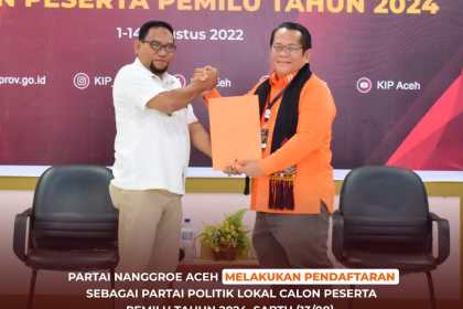 Sekjen DPP PNA Miswar Fuady saat menyerahkan berkas pendaftaran PNA yang diterima oleh Ketua KIP Aceh Syamsul Bahri, Sabtu (13/8)