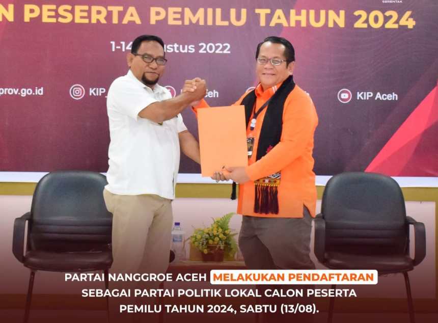 Sekjen DPP PNA Miswar Fuady saat menyerahkan berkas pendaftaran PNA yang diterima oleh Ketua KIP Aceh Syamsul Bahri, Sabtu (13/8)