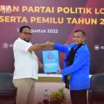 Ketua Umum DPP Partai SIRA Muslim Syamsuddin menyerahkan berkas pendaftaran kepada Ketua KIP Aceh Syamsul Bahri, Sabtu (13/8)