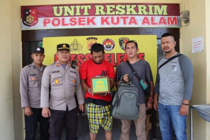 Seorang warga Kota Juang, Bireuen diamankan warga Lambaro Skep, Banda Aceh, Sabtu siang (13/8/2022), karena mencuri kotak amal Masjid Darul Makmur