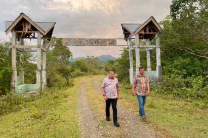 Anggota DPR RI asal Aceh Muslim saat meninjau ke lokasi Jalan Jantho - Keumala