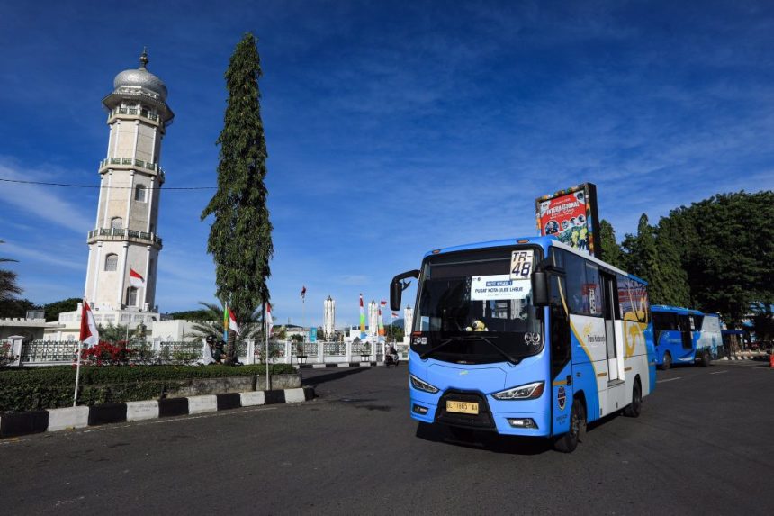 Dishub Aceh bersama Disbudpar Aceh melakukan uji coba layanan Trans Wisata ke sejumlah destinasi wisata di kota Banda Aceh dan Aceh Besar