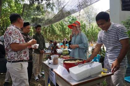 Universitas Syiah Kuala melalui Office of International Affairs (OIA) menggelar mini bazar, dengan tema Variety Internasional Food and Beverage Festival