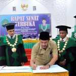 Rektor UIN Ar-Raniry Prof Dr Mujiburrahman MAg dan Pj Bupati Aceh Besar diwakili Staf Ahli Bupati Bidang Keistimewaan Aceh, Sumberdaya Manusia dan Kerja Sama Aceh Besar Drs Syukri, menandatangani naskah kerja sama antara kedua lembaga tersebut, di Auditorium Prof Ali Hasjmy UIN Ar-Raniry, Selasa (23/8)