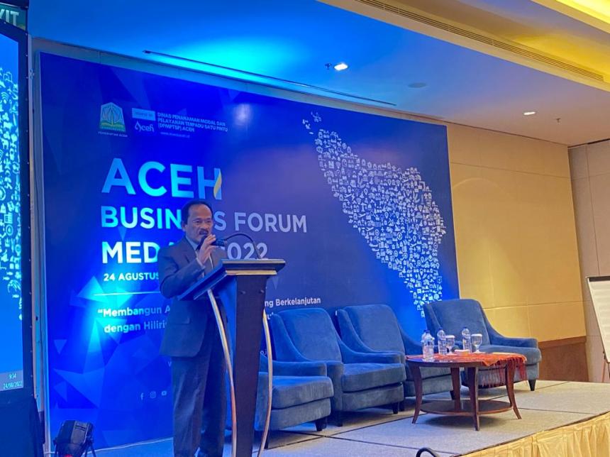 Plt Asisten Perekonomian dan Pembangunan Sekda Aceh Ir Mawardi menyampaikan sambutan Pj Gubernur Aceh, saat membuka Aceh Business Forum 2022 yang diselenggarakan DPMPTSP Aceh, di Ruang California Lt. 1, JW Marriott Hotel Medan, Rabu (24/8/2022)