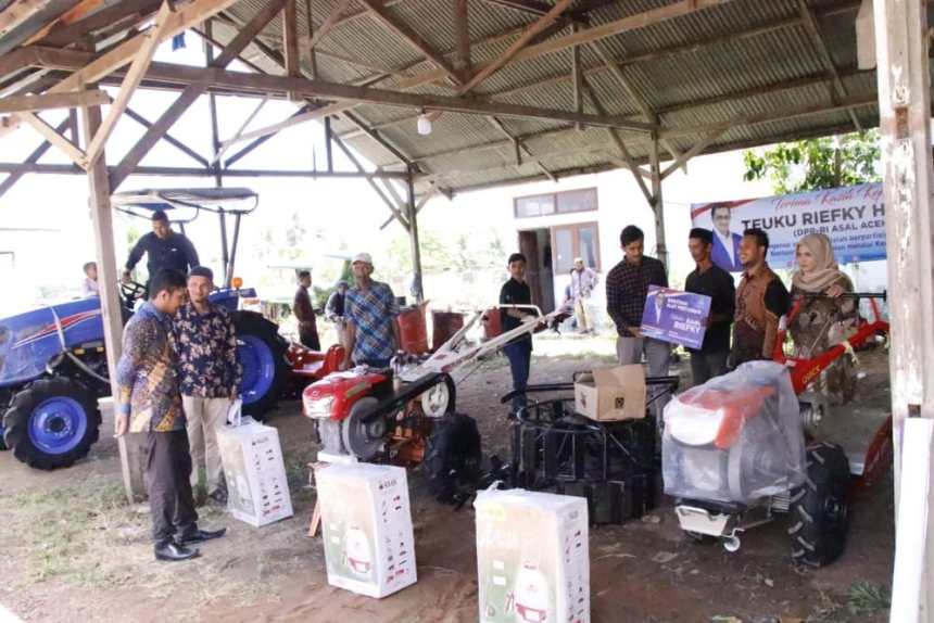 Pemkab Aceh Besar melalui Dinas Pertanian menerima bantuan Alat Mesin Pertanian (Alsintan) dari Anggota DPR RI Teuku Riefky Harsya (TRH)