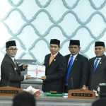 Pj Wali Kota Banda Aceh Bakri Siddiq menyerahkan Rancangan Perubahan APBK Banda Aceh tahun 2022 kepada Ketua DPRK Farid Nyak Umar, Rabu (7/9)