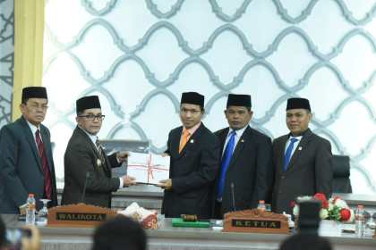 Pj Wali Kota Banda Aceh Bakri Siddiq menyerahkan Rancangan Perubahan APBK Banda Aceh tahun 2022 kepada Ketua DPRK Farid Nyak Umar, Rabu (7/9)