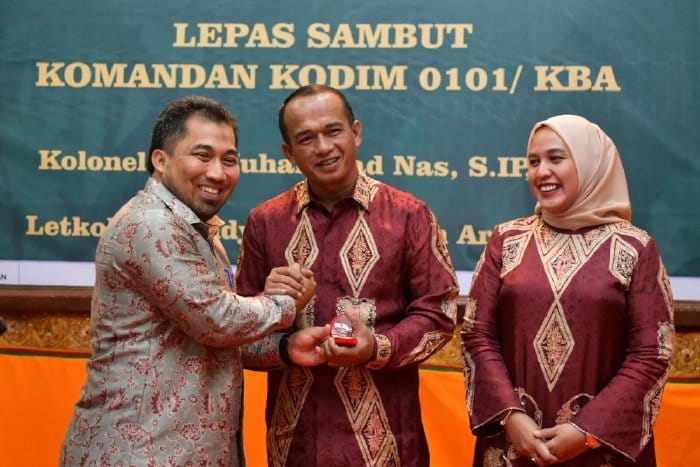 Pj Bupati Aceh Besar menyerahkan cinderamata kepada Kol Inf Muhammad Nas pada kegiatan lepas sambut Dandim 0101/KBA, Rabu malam (7/9)
