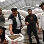 Pj Bupati Aceh Besar Muhammad Iswanto didampingi Kadis Pertanian Aceh Besar Jakfar SP saat meninjau gudang besar penyimpanan buah Kemiri di kawasan Saree, Aceh Besar, Rabu (7/9)