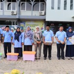 Kepala RRI Banda Aceh Dwi Korianingsih menyerahkan hadiah kepada karyawan pada upacara HUT ke-77 RRI di halaman RRI setempat, Ahad (11/9)