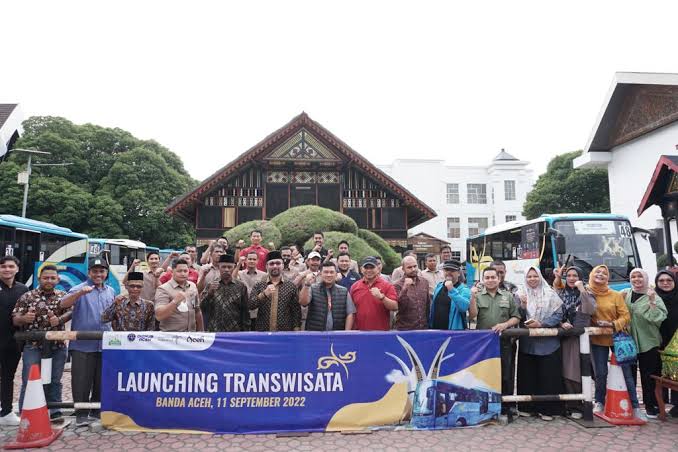 Disbudpar Aceh bersama Dishub Aceh meluncurkan operasional bus trans wisata atau meudiwana yang berlangsung di Museum Aceh, Ahad (11/9)