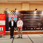 Atlet Catur Pelatda PON Aceh MN Sarmadoli saat menerima pengalungan medali perak pada Kejuaraan “17th IGB Dato’ Arthur Tan Malaysia Open Chess Championship 2022”