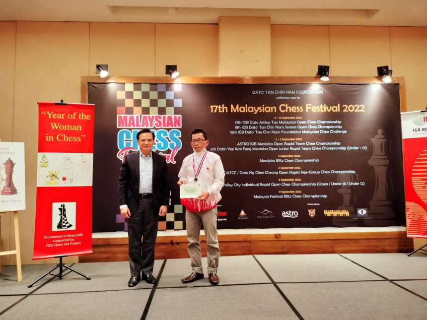 Atlet Catur Pelatda PON Aceh MN Sarmadoli saat menerima pengalungan medali perak pada Kejuaraan “17th IGB Dato’ Arthur Tan Malaysia Open Chess Championship 2022”