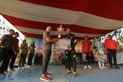 Pangdam IM Mayjen TNI Mohamad Hasan menyerahkan hadiah kepada perwakilan tim Pesantren Al Azhar, Krueng Mane, yang tampil sebagai juara I Liga Santri PSSI Piala KASAD Tingkat Provinsi Aceh di Lapangan Blang Padang, Banda Aceh, Rabu sore (14/9)