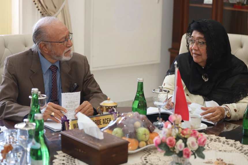 Menteri Lingkungan Hidup dan Kehutanan (LHK) Siti Nurbaya Bakar melakukan pertemuan dengan Wali Nanggroe Aceh Malik Mahmud Al Haytar, Kamis (15/9)
