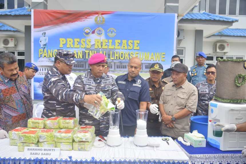 Danlantamal I Laksamana Pertama TNI Johanes Djanarko Wibowo didampingi Danlanal Lhokseumawe Kolonel Marinir Dian Suryansyah dan sejumlah pejabat lainnya memusnahkan sabu di Mako Lanal Lhokseumawe, Kamis (15/9/2022)