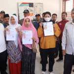 Pj Bupati Aceh Besar Muhammad Iswanto menyaksikan penyaluran BLT BBM kepada masyarakat Kecamatan Indrapuri dan Kuta Cot Glie, Aceh Besar, Jum'at (16/9)