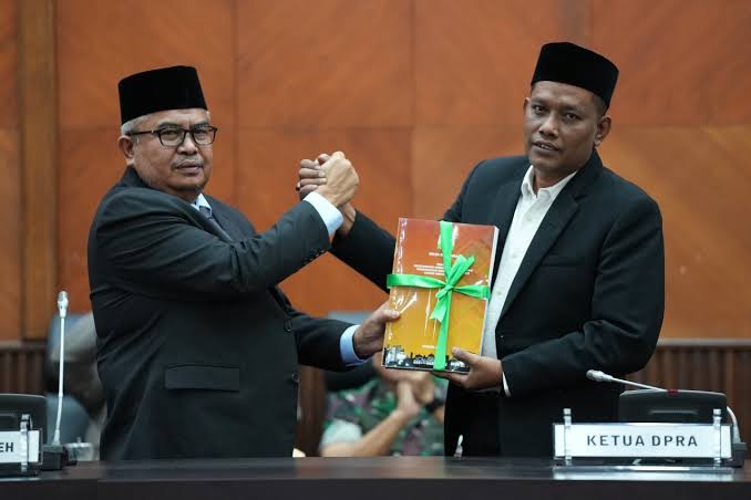 Sekda Aceh Bustami Hamzah menyerahkan dokumen Nota Keuangan dan Rancangan Qanun Aceh tentang Perubahan APBA 2022, kepada Ketua DPRA Saiful Bahri, di Ruang Rapat Paripurna DPRA, Jum’at (16/9)