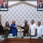 Wakil Ketua DPRA Hendra Budian didampingi Wakil Ketua Komisi V DPRA Irpannusir saat menerima kunjungan DPRD Sumut, Dispora dan KONI Provinsi Sumut, di ruang Badan Anggaran DPRA, Kamis siang, 15 September 2022