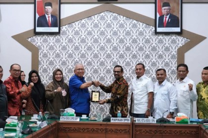 Wakil Ketua DPRA Hendra Budian didampingi Wakil Ketua Komisi V DPRA Irpannusir saat menerima kunjungan DPRD Sumut, Dispora dan KONI Provinsi Sumut, di ruang Badan Anggaran DPRA, Kamis siang, 15 September 2022