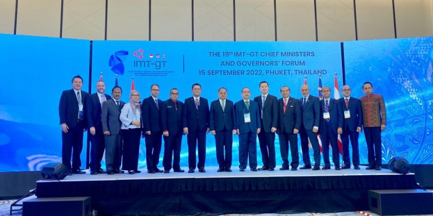 Plt Asisten Perekonomian dan Pembangunan Sekda Aceh Ir Mawardi, foto bersama, saat mengikuti acara "The 19 th IMT-GT Chief Ministers and Governors Forum (CMGF) dan Pertemuan tingkat Menteri ke-28 di Sail Laguna, Phuket, Thailand, Kamis (15/9)