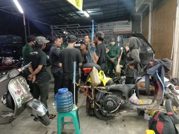 Petugas Satpol PP-WH Aceh Besar kembali melakukan penertiban terhadap gerombolan pengendara vespa hembel yang dinilai meresahkan warga sekitar di kawasan Aneuk Galong, Kamis malam (15/9)