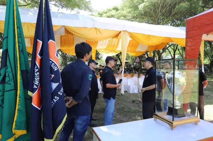 Rektor USK Prof Dr Ir Marwan didampingi Dekan Fakultas Teknik USK, Prof Dr Ir Alfiansyah Yulianur BC saat membuka Piston Cup XXXVI, di Lapangan Gelanggang USK, Jum'at (16/9)