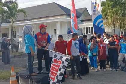 Pj Wali Kota Banda Aceh Bakri Siddiq bersama Kepala LPP RRI Banda Aceh Dwi Korianingsih melepas ribuan peserta Gerak Jalan Sehat dalam rangka memperingati HUT ke-77 RRI, Ahad pagi (18/9)