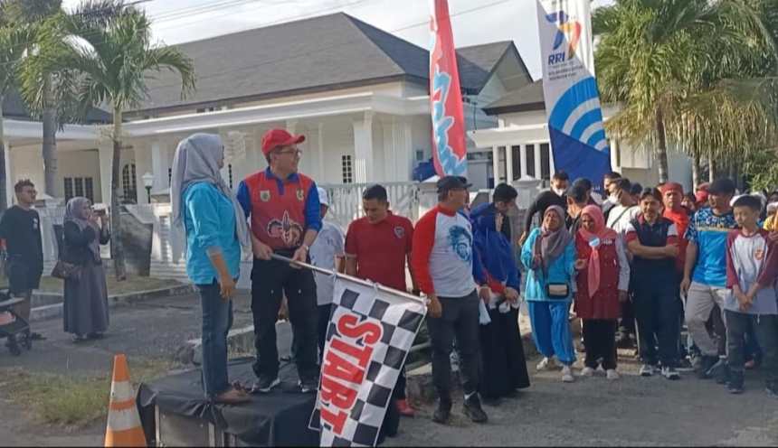 Pj Wali Kota Banda Aceh Bakri Siddiq bersama Kepala LPP RRI Banda Aceh Dwi Korianingsih melepas ribuan peserta Gerak Jalan Sehat dalam rangka memperingati HUT ke-77 RRI, Ahad pagi (18/9)