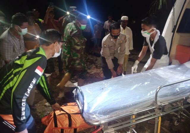 Mayat pria tanpa identitas ditemukan mengambang di pinggir Daerah Aliran Sungai Desa Paya Lipah, Kecamatan Peureulak, Aceh Timur, Ahad (18/9)