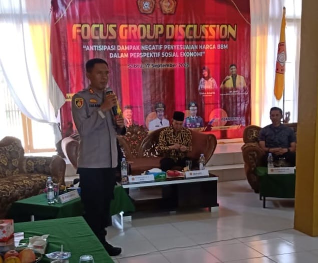Kapolres Aceh Tamiang AKBP Imam Asfali menjadi pembicara pada FGD antisipasi dampak negatif kenaikan harga BBM di STAI Aceh Tamiang, Sabtu, 17 September 2022
