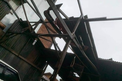 Angin kencang disertai hujan deras yang melanda Aceh Tengah, Sabtu sore 17 September 2022 mengakibatkan rumah warga di Kecamatan Kebayakan rusak