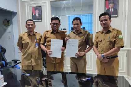 Penandatangan MoU antara Kepala Sekretariat BMA Rahmad Raden dan Kepala DPMG Aceh Zulkifli di Kantor BMA, Senin (19/9)