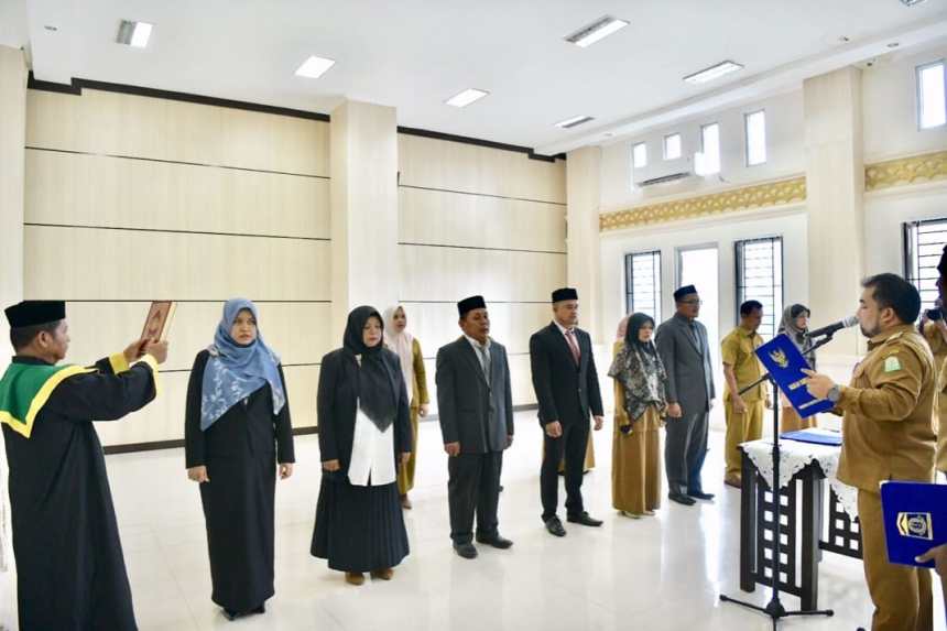 Pj Bupati Aceh Besar Muhammad Iswanto melantik Pejabat Eselon III dan IV pada Disdukcapil Aceh Besar, Senin (19/9)