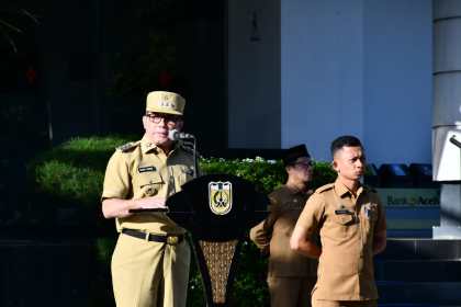 Pj Wali Kota Banda Aceh Bakri Siddiq memimpin apel gabungan Pemko Banda Aceh yang digelar Senin (19/9) di halaman Gedung Mawardy Nurdin Balai Kota